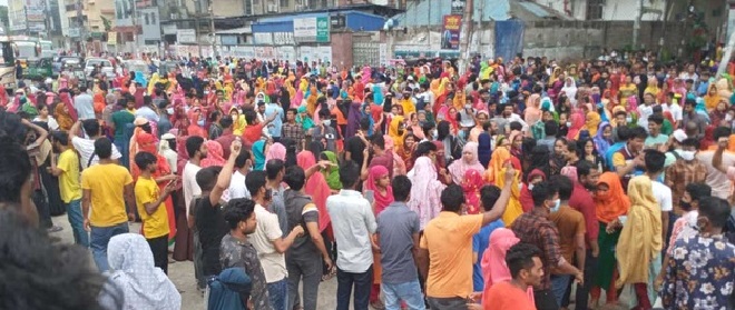 Police fire tear gas to disperse apparel workers protesting price rise in Dhaka