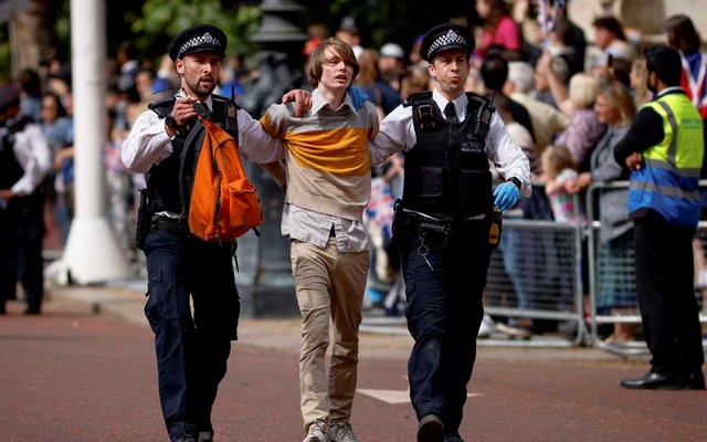 Arrests made after Queen Elizabeth’s military parade interrupted