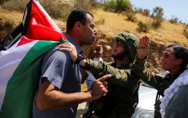 Israeli-Palestinian “flag war” brews as violence flares