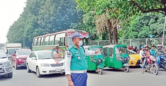 আজ সড়কে ট্রাফিক নিয়ন্ত্রণ করছেন পুলিশ-শিক্ষার্থীরা